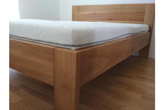 dubová postel